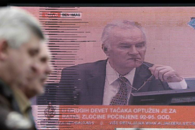 Krigsforbrydelser Militærleder Ratko Mladics er tiltalt for den værste massakre i Europas historie siden anden verdenskrig. Han står til livsvarigt fængsel, hvis han bliver dømt. 