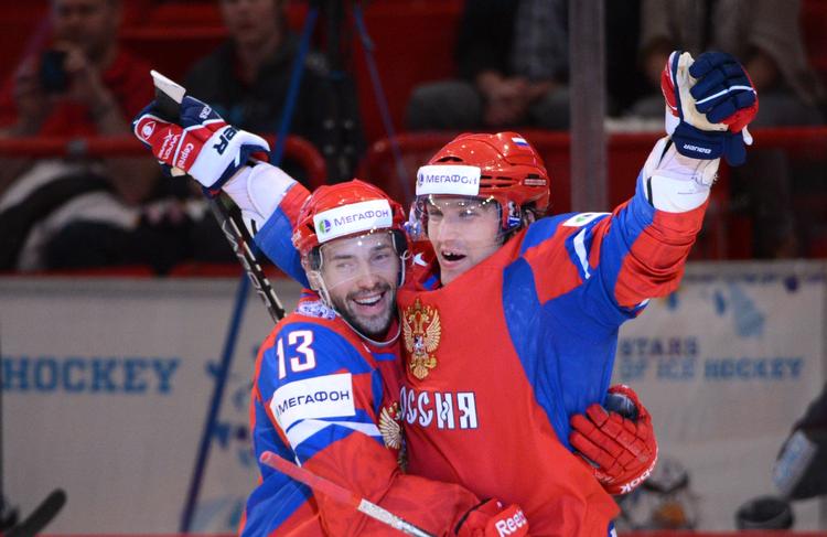 5-2. Det tog sin tid, inden Pavel Datsyuk (tv.) og Alexander Ovechkin (th.) kunne fejre sejren over Norge. 