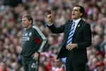 stilskifte. Efter to sæsoner hos Swansea og tre hos Wigan er 38-årige Roberto Martinez et emne som afløser for Kenny Dalglish (tv.) i Liverpool. 