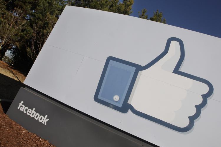 Like. Mange danskere kan i morgen blive medejere af den californiske virksomhed Facebook. Her er det 'synes godt om'-ikonet i stort format uden for hovedkvarteret i Menlo Park, Silicon Valley. 