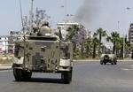 Patrulje. Militæret har været sat ind i Tripoli siden i mandags. Kampene i gaderne fortsætter dog. 