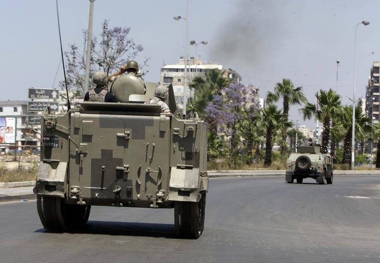 Patrulje. Militæret har været sat ind i Tripoli siden i mandags. Kampene i gaderne fortsætter dog. 