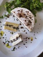Forårsost. Gedebrien skæres midt over og lægges sammen med en creme af morkler, purløg og ristet rugbrødskrumme. 
