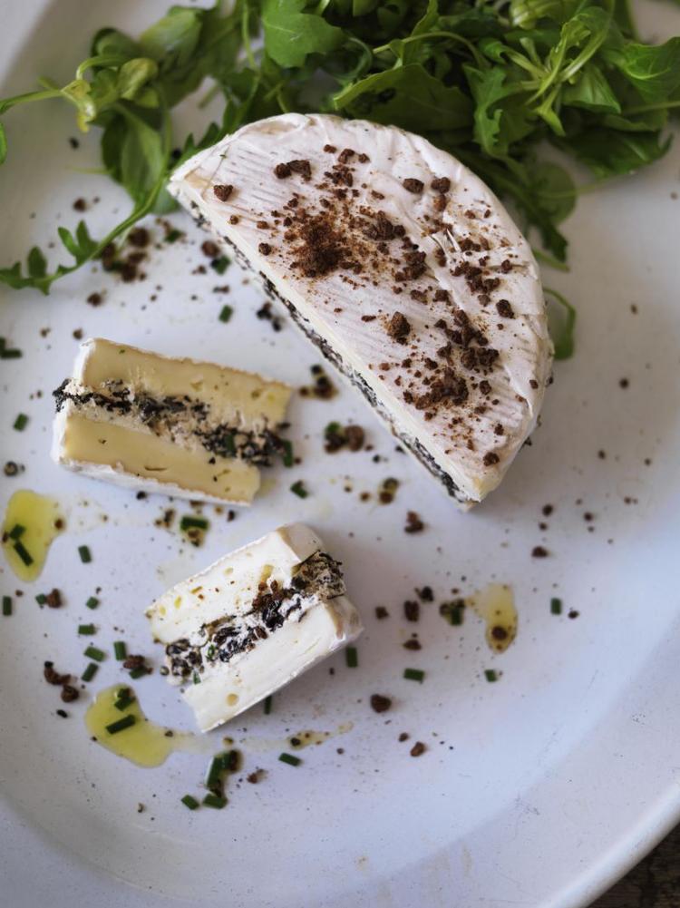 Forårsost. Gedebrien skæres midt over og lægges sammen med en creme af morkler, purløg og ristet rugbrødskrumme. 