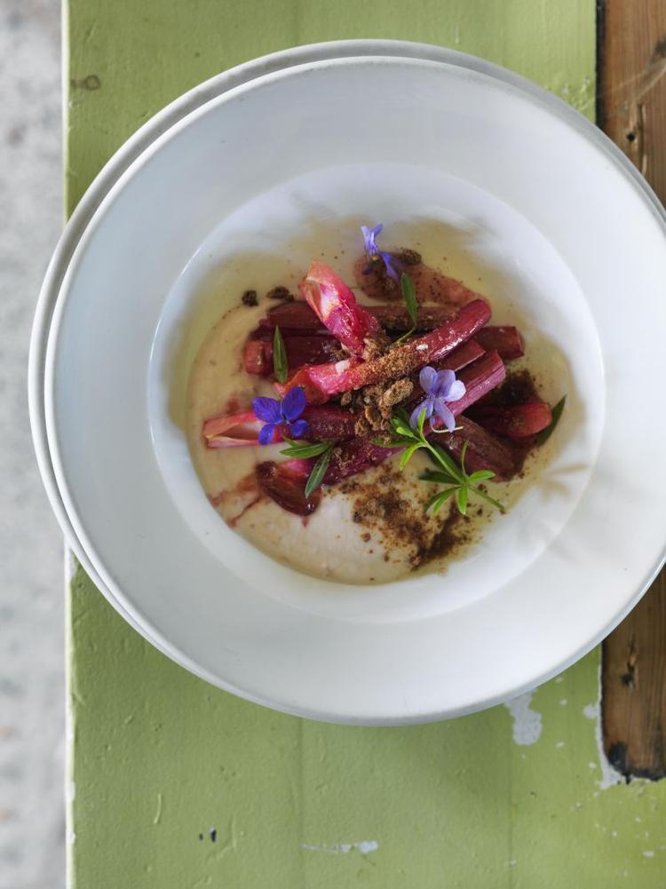 Årstidens dessert. I stedet for rabarber kan denne dessert tilberedes med friske bær eller frugt. 