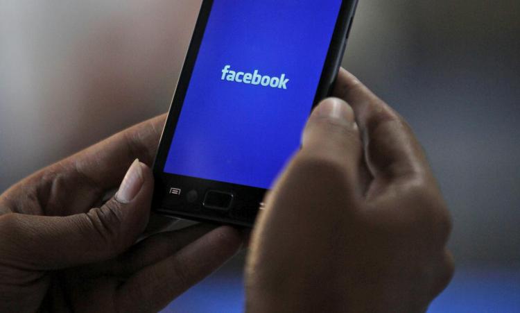 Problemobil. Jo flere, der logger på via mobiltelefonen, des færre penge tjener Facebook. 