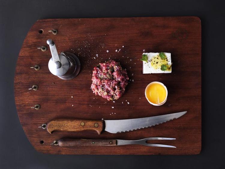 Kødmad. Tataren kan også fint tilberedes på kalv eller okse. Du kan blande ristet rugbrødskrumme i tataren lige før serveringen. 