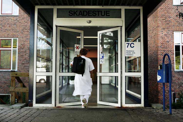 henvisning. 15 procent af dem, der ringer til akuttelefonen, rådes til at henvende sig på en skadestue. Resten bliver i stedet opfordret til at søge egen læge, vagtlæge eller klare sig selv derhjemme. 