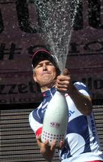 Boblevand. Lars Bak stod øverst på podiet med HTC-holdet efter holdtidskørslen i Giroen i 2011, men det er tre år siden han sejrede individuelt i et stort løb. Det skete i Eneco Tour 2009, hvor han kom først over stregen på 5. etape. 