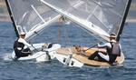 SUVERÆN. Allerede inden det afsluttende medalrace er Ben Ainslie (tv.) sikker på at bliver verdensmester i finnjolle for sjette gang. 