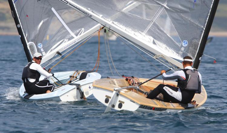 SUVERÆN. Allerede inden det afsluttende medalrace er Ben Ainslie (tv.) sikker på at bliver verdensmester i finnjolle for sjette gang. 