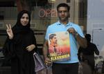 Opbakning. Abdulhadi al-Khawaja møder opbakning fra flere bahrainer. Billedet er fra tirsdag i sidste uge foran retsbygningen i hovedstaden Manama. 
