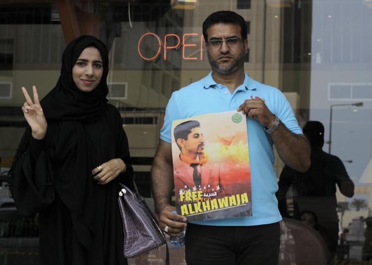 Opbakning. Abdulhadi al-Khawaja møder opbakning fra flere bahrainer. Billedet er fra tirsdag i sidste uge foran retsbygningen i hovedstaden Manama. 