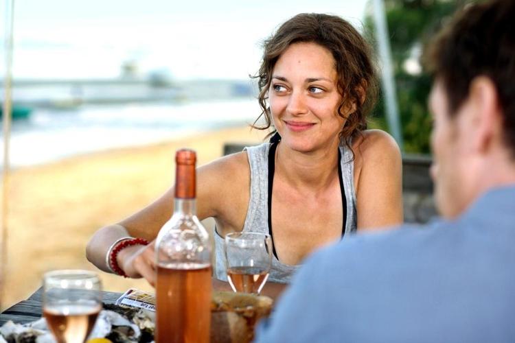 ensemble. 'Små hvide løgne' er en glimrende anledning til at nyde fine franske filmskuespillere fra Marion Cotillard til François Cluzet. 