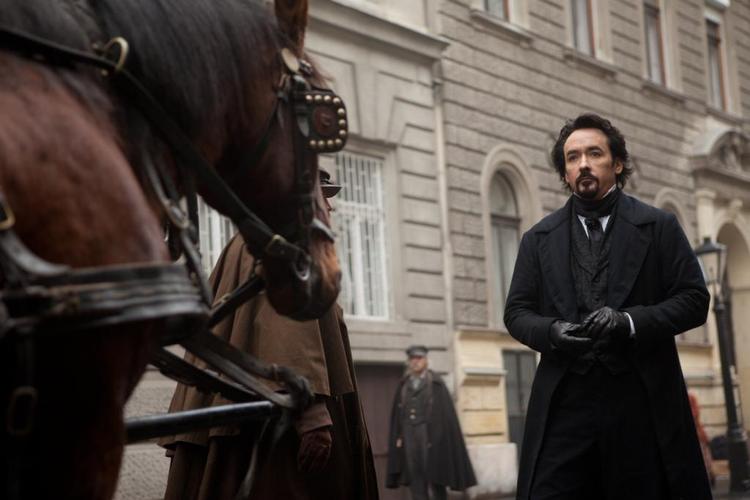 Gys. 'The Raven', som er instrueret af James McTeigue, gør ikke Poes forfatterskab ære 