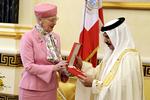 hæder. Få dage inden den folkelige opstand brød ud i Bahrain overrakte dronning Margrethe sidste år den danske orden Storkorset til Bahrains konge. 