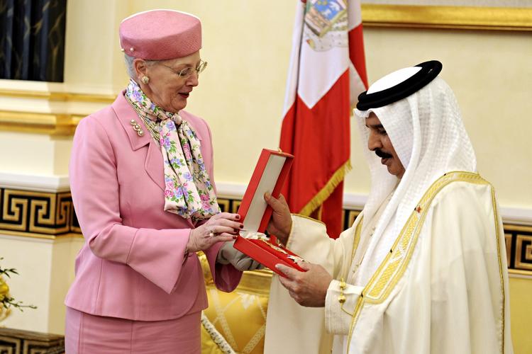 hæder. Få dage inden den folkelige opstand brød ud i Bahrain overrakte dronning Margrethe sidste år den danske orden Storkorset til Bahrains konge. 