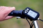 styr på det. Displayet på styret viser bl.a. hastigheden, antal kørte kilometer og batteriets opladningsstand. Selve  batteriet befinder sig under bagagebæreren. Foto: Sara Galbiati 