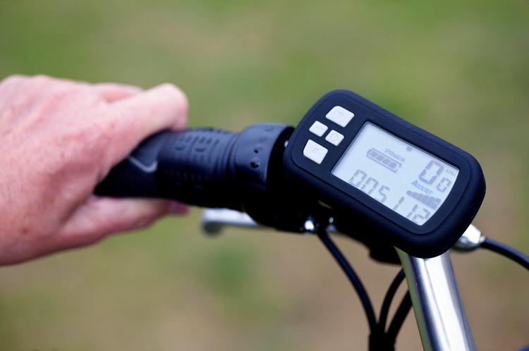styr på det. Displayet på styret viser bl.a. hastigheden, antal kørte kilometer og batteriets opladningsstand. Selve  batteriet befinder sig under bagagebæreren. Foto: Sara Galbiati 