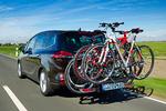 Tohjulet transport. Den indbyggede cykelholder med plads til to cykler trækkes ud som en skuffe fra bilens bagende. Den har plads til to cykler, koster 12.900 kroner og kan udvides med en yderligere holder, så der er plads til fire cykler. Cykelholderen kan vippes ud, så man kan åbne bagagerummet uden at afmontere de tohjulede. Foto: Opel 