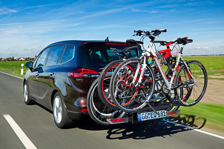 Tohjulet transport. Den indbyggede cykelholder med plads til to cykler trækkes ud som en skuffe fra bilens bagende. Den har plads til to cykler, koster 12.900 kroner og kan udvides med en yderligere holder, så der er plads til fire cykler. Cykelholderen kan vippes ud, så man kan åbne bagagerummet uden at afmontere de tohjulede. Foto: Opel 