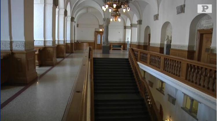 Tomt. En almindelig fredag klokken 14 på Christiansborg - efter Kristi Himmelfartsdag. 