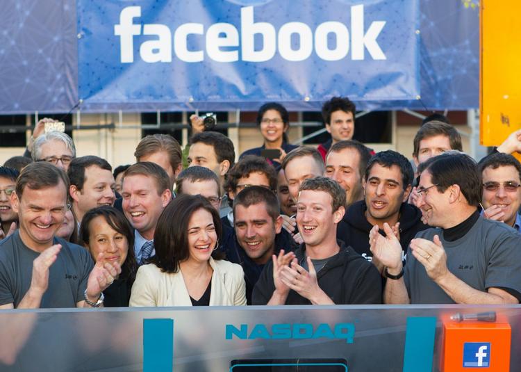 STARTSKUD. 28-årige Mark Zuckerberg fik i dagens anledning lov til at sparke aktiesalget i gang på Wall Street i New York. 
