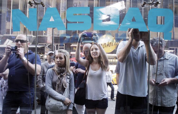 NYSGERRIGE. Omkring Nasdaq-børsen var der mange nysgerrige øjne i dag, da salget af Facebook-aktier startede. 