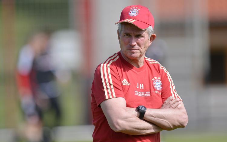 belastende. Bayern Münchens cheftræner Jupp Heynckes overvåger spillernes træning i München dagen før finalen i Champions League mod Chelsea FC. 