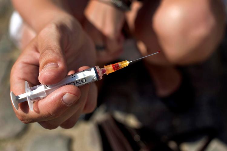 Heroin. Kun stiknarkomaner kan opnå at få gratis heroin fra staten. Det får nu sniffer- og rygenarkomaner til at stikke sig, selv om det er en farligere måde at tage stoffet på. Arkivfoto