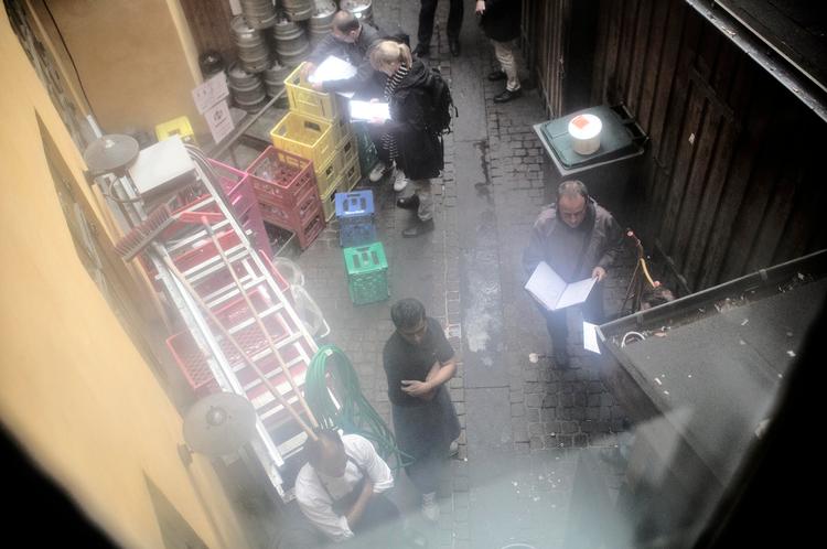 Razzia. Flere betjente fra den nye  københavnske kontrolenhed var også med i aktionen, da Skat og Arbejds- tilsynet tidligere på ugen rykkede ud på razzia blandt københavnske restauranter og spisesteder. Betjentene skulle blandt andet blokere bagudgange og flugtveje, så illegale udlændinge ikke kunne stikke af. Arkivfoto. 