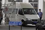 kritiker. En bil med tildækkede ruder forlader hospitalet, hvor den blinde kinesiske aktivist Chen Guangcheng har været indlagt. Nu sidder han i lufthavnen i Beijing. 