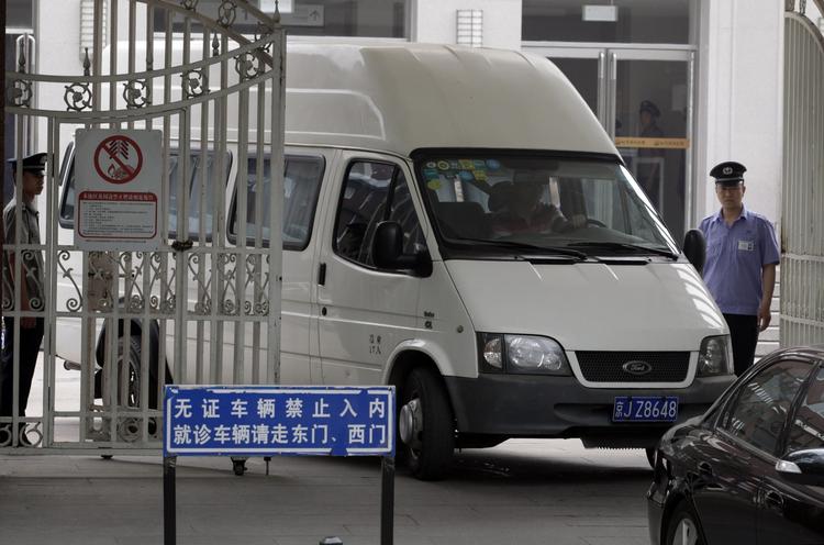 kritiker. En bil med tildækkede ruder forlader hospitalet, hvor den blinde kinesiske aktivist Chen Guangcheng har været indlagt. Nu sidder han i lufthavnen i Beijing. 