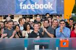 Køb! Chefen for Facebook, Mark Zuckerberg (i midten) ringer med klokken, da handlen med selskabets aktier blev indledt på Nasdaq-børsen i New York i går. 