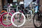 oveni. Foran Cykelbanditten på Nørrebrogade i København står denne cykel med lås til 3.200 kroner, men låsen er ikke inkluderet i prisen. Derfor kommer cyklen som minimum til at koste 250 kroner ekstra. Cykelbanditten understreger, at deres priser er vejledende, da mange kunder ønsker at udskifte en del af udstyret.  Foto: Miriam Dalsgaard 