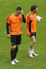 altafgørende. Chelseas normale anfører John Terry (tv) kan ikke være med i finalen i aften efter et rødt kort i semifinalen, men han var med på træningsbanen i München i går. 