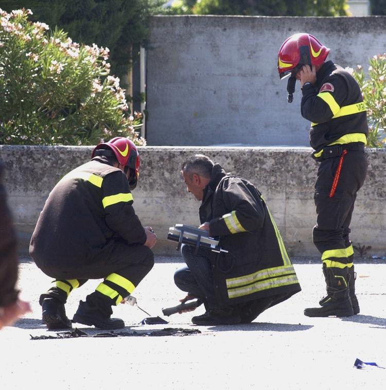 SPRÆNGNING. Redningsmandskab ved åstedet foran skolen i Brindisi. 