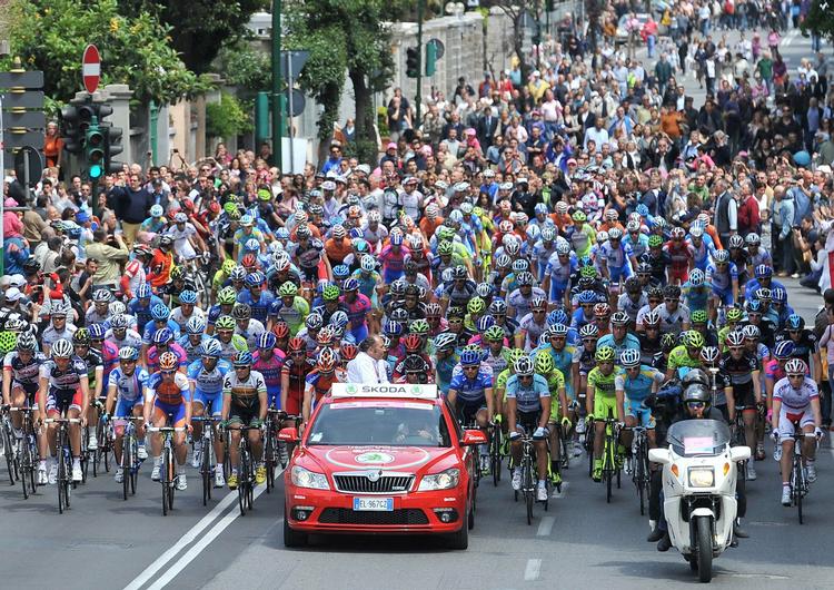 OPTUR. Efter en flad start gør det opad i dagens Giro-etape. 