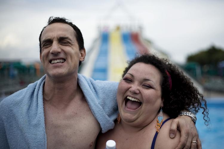 ægte. Matteo Garrone formår  at placere ægte mennesker  i perfekte locations i hvert eneste billede. Her er Luciano, spillet af Anniello Arena, en tur i badeland med familien. 