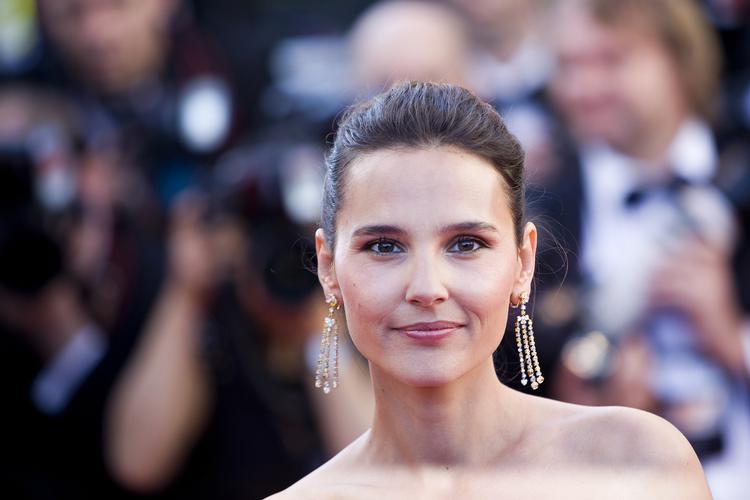 Den franske skuespiller Virginie Ledoyen var blandt berømthederne på den røde løber, da filmfestivalen i Cannes onsdag aften blev åbnet officielt. Ledoyen var også med på premiereaftenen på Berlinalen i februar, hvor hun spillede med i åbningsfilmen, Benoit Jacquots 'Les Adieux à la Reine'. 