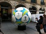 farverigt. Gigantiske fodbolde er stillet op i gadebilledet i München forud for Champions League-finalen. Tilhængere af Chelsea og Bayern München er i gang med at indlede kampen på slagsange og farvestrålende bannere. 