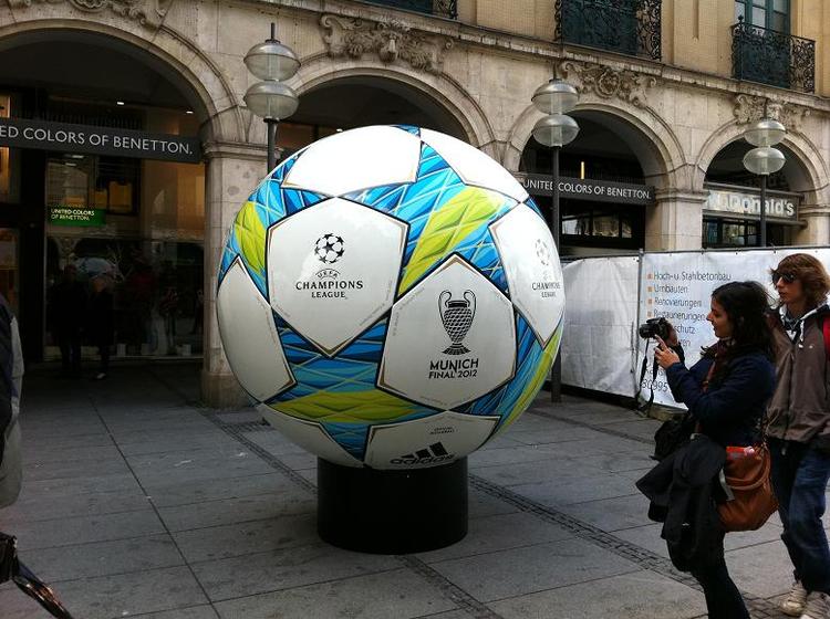 farverigt. Gigantiske fodbolde er stillet op i gadebilledet i München forud for Champions League-finalen. Tilhængere af Chelsea og Bayern München er i gang med at indlede kampen på slagsange og farvestrålende bannere. 