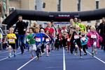 tyvstart. I morgen begynder de voksnes Copenhagen Marathon, men allerede i dag piskede de små derudad på Østerbro Stadion i København. 