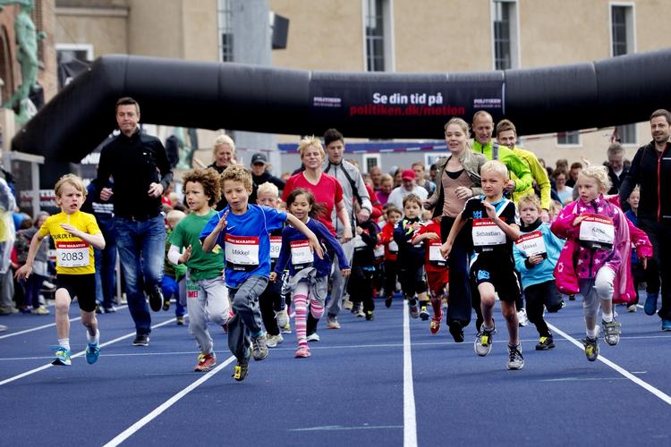 tyvstart. I morgen begynder de voksnes Copenhagen Marathon, men allerede i dag piskede de små derudad på Østerbro Stadion i København. 