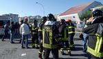 bombeangreb. Italiensk politi og brandvæsen på pladsen i Brindisi, hvor en bombe sprang foran en skole. En elev er erklæret død, mens der er usikkerhed om en anden piges skæbne. 
