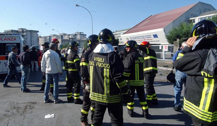 bombeangreb. Italiensk politi og brandvæsen på pladsen i Brindisi, hvor en bombe sprang foran en skole. En elev er erklæret død, mens der er usikkerhed om en anden piges skæbne. 