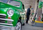 dyrebart. Benzinpriserne er blevet et hot emne i USA, hvor prisen for en liter har bevæget sig op i historiske fem kroner for en liter. I Danmark skal man lægge 12-13 kroner, hver gang man tanker en liter. 