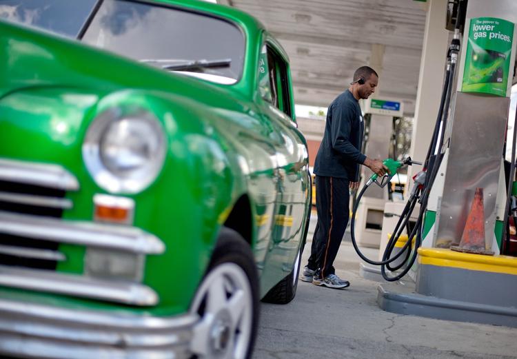 dyrebart. Benzinpriserne er blevet et hot emne i USA, hvor prisen for en liter har bevæget sig op i historiske fem kroner for en liter. I Danmark skal man lægge 12-13 kroner, hver gang man tanker en liter. 
