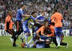jubel.Nederst i Chelseabunken ligger Didier Drogba, der udlignede, begik straffespark og blev matchvinder i en højdramatisk finale. 