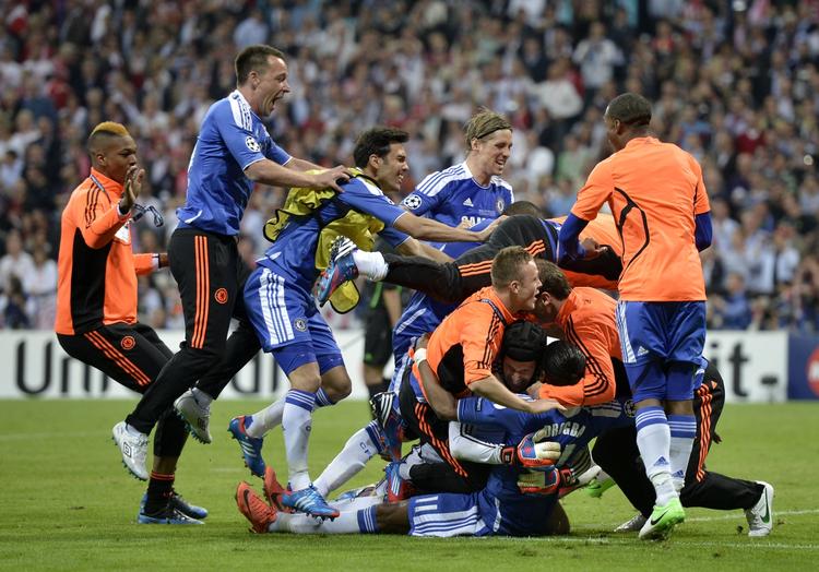 jubel.Nederst i Chelseabunken ligger Didier Drogba, der udlignede, begik straffespark og blev matchvinder i en højdramatisk finale. 
